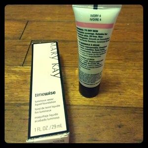 Mary Kay Luminous-wear liquid foundation Ivory 4