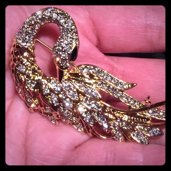 SWAN BROACH W/SWAROVSKI CRYSTALS + 3 FREE ITEMS!