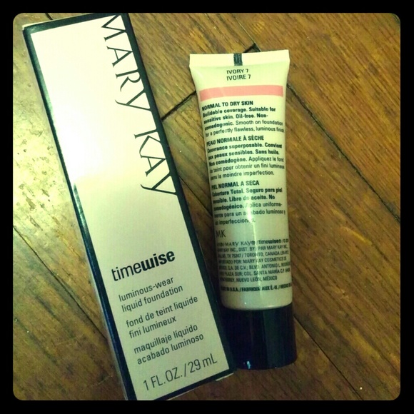 Mary Kay Luminous wear liquid foundation Ivory 7