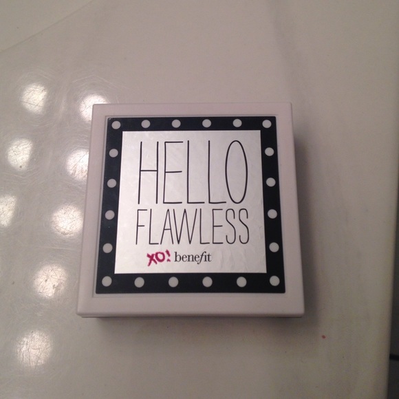 Benefit Hello Flawless powder