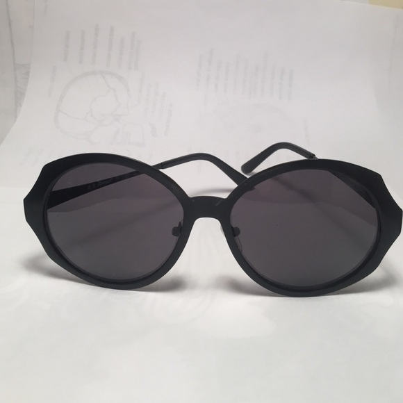 A.j. Morgan black oversized sunglass - Picture 2 of 3