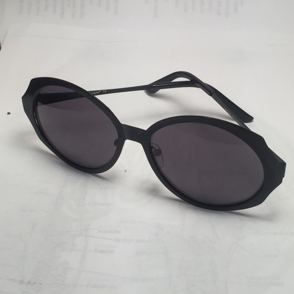 A.j. Morgan black oversized sunglass - Picture 3 of 3