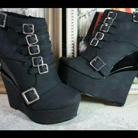 Mercer wedges Michael Antonio used black