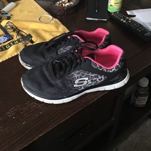 Sketchers Tennis Shoes