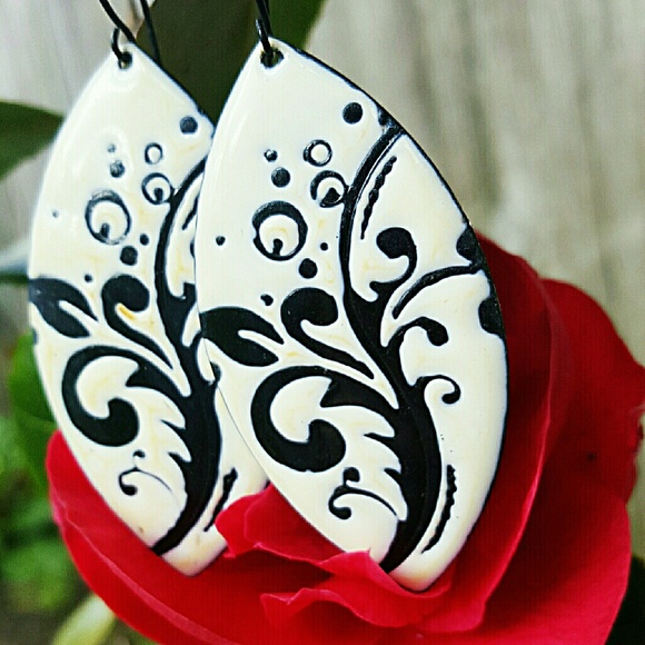 Jewelry - Beautiful detailed Statement Earrings