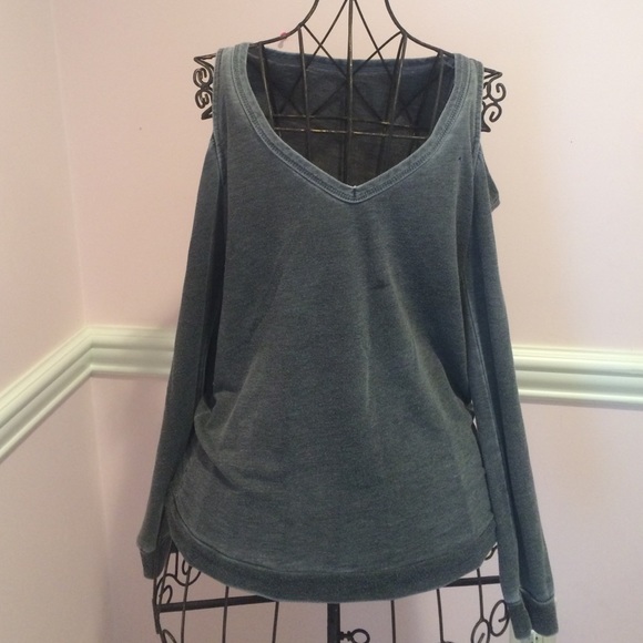 Shoulder less long sleeve sweater