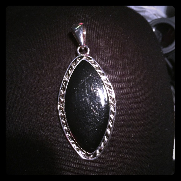 BLACK STONED ESTATE PENDENT: + 3 FREE ITEMS