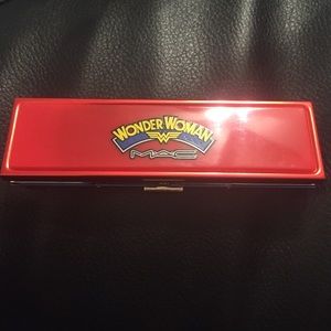 Mac Wonderwoman Eyeshadows in Defiance