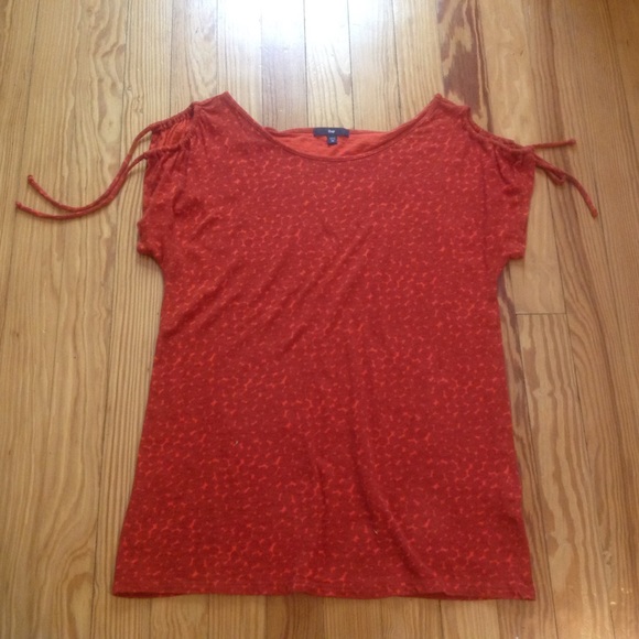 GAP cold shoulder top. XS but loose fit. - Picture 2 of 3