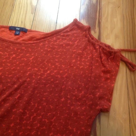 GAP cold shoulder top. XS but loose fit. - Picture 3 of 3
