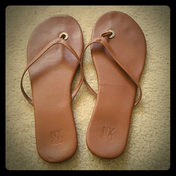 Brown flip flops from NY&Co.