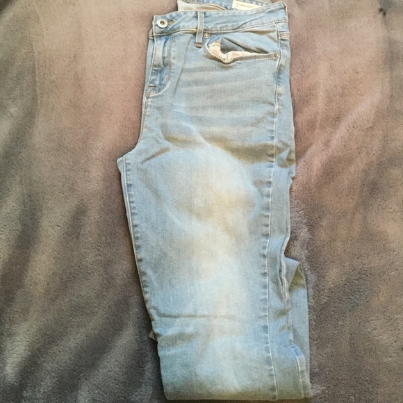 Light wash skinny jeans