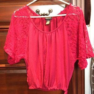 🌷 Lace sleeves top.