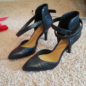 Black scrappy pumps!
