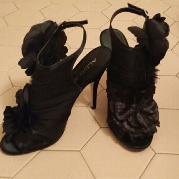 Bought for a specific dress for a wedding. Worn 2x