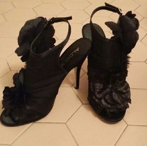 Bought for a specific dress for a wedding. Worn 2x