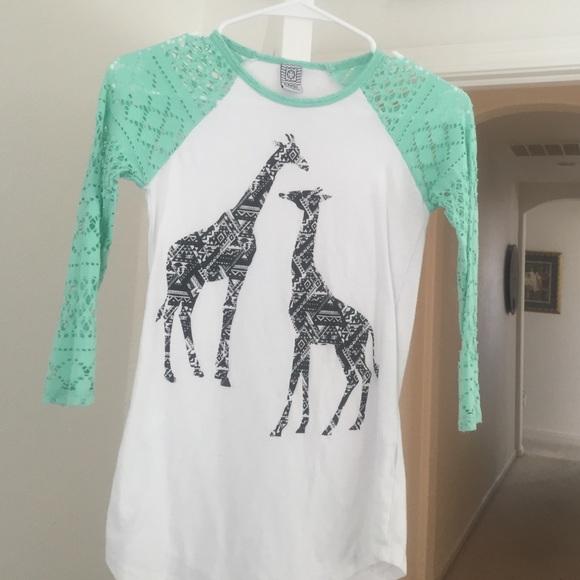 Shirt never worn just sits in the closet - Picture 1 of 1