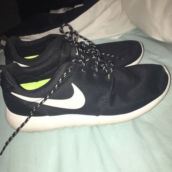 black nike roshe runs