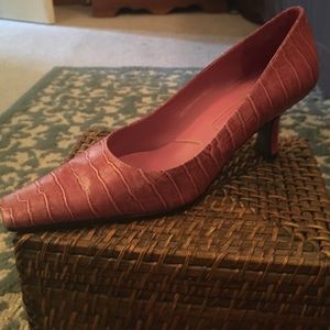 Bandolino Pink crocodile heels