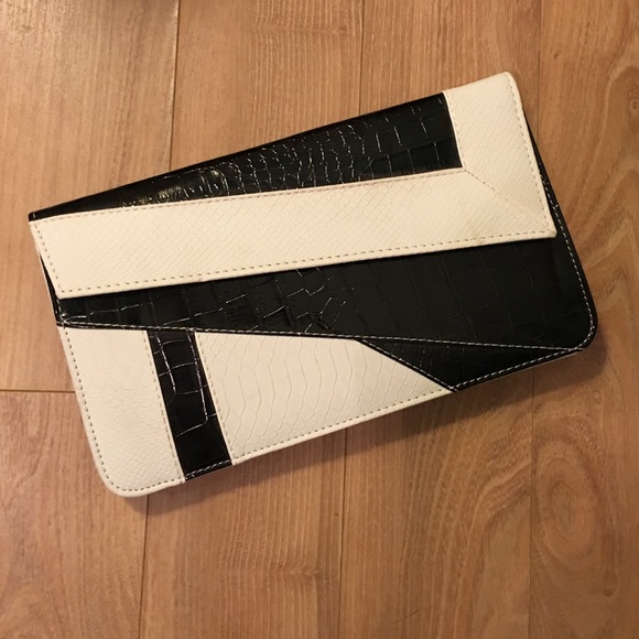 Black and white clutch - Picture 1 of 1