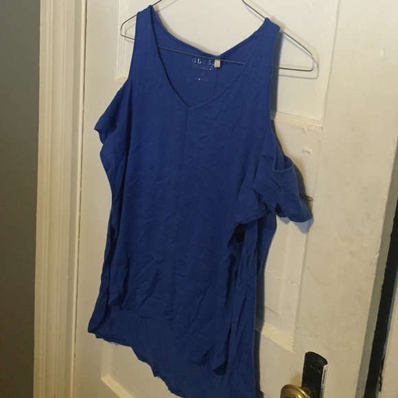 Blue guess cold shoulder top w/ slits on the side