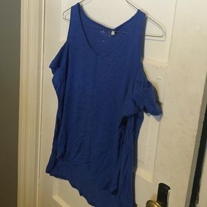 Blue guess cold shoulder top w/ slits on the side