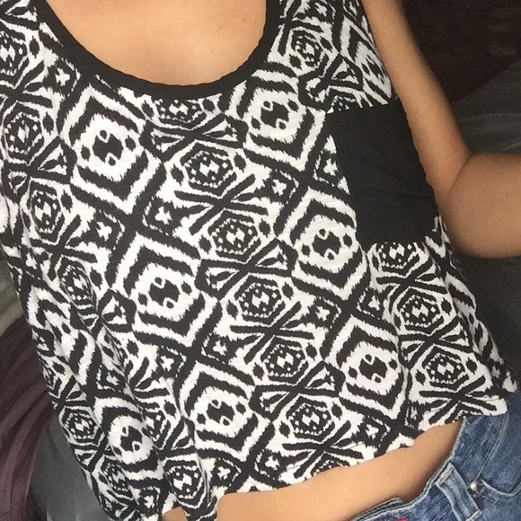 Black &white patterned crop top with black pocket - Picture 2 of 4