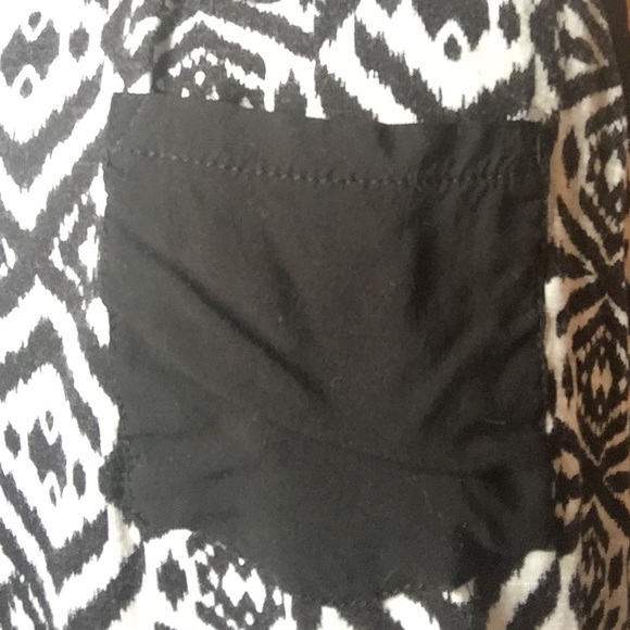 Black &white patterned crop top with black pocket - Picture 3 of 4