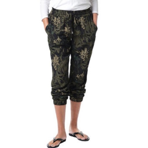 🎉HP🎉Buffalo David Bitton Soft Pant Floral Camo - Picture 2 of 4