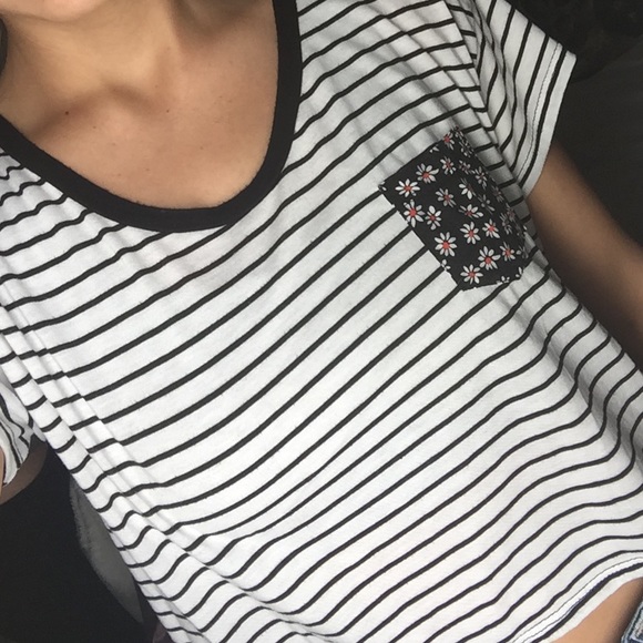 Black & white striped crop top with floral pocket - Picture 2 of 4