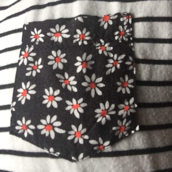 Black & white striped crop top with floral pocket - Picture 3 of 4