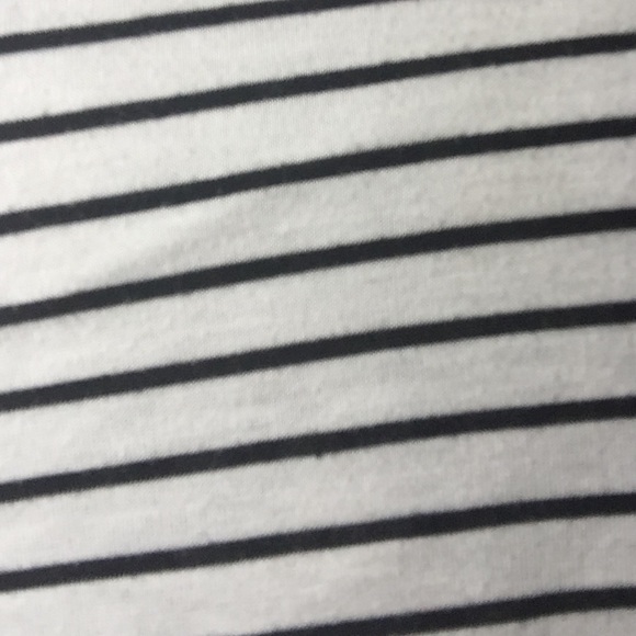 Black & white striped crop top with floral pocket - Picture 4 of 4