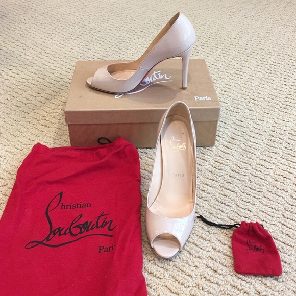 Christian Louboutin nude patent peep toe Sz 38
