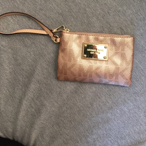 michael kors rose gold wristlet