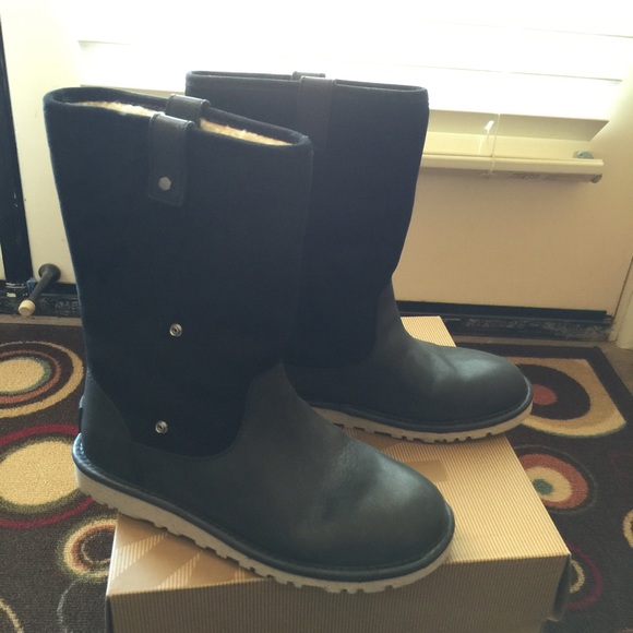 Authentic Ugg boots - Picture 2 of 3