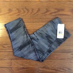 Under armour M camo print crop leggings.