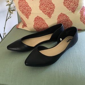 Classy black pointed toe flats. NWOT.
