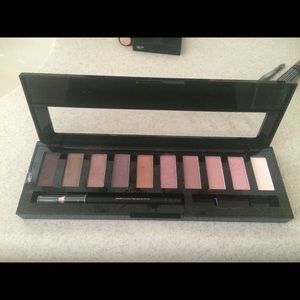 Nude based eyeshadow palette💅🏻