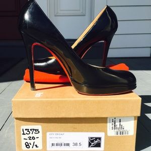 Christian Louboutin black patent pump SZ 38.5