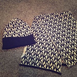 Hat and Scarf Michael Kors set!