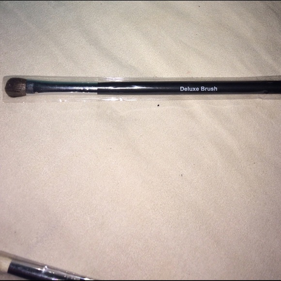 FINAL SALE New Deluxe Younique Brush