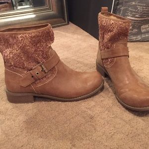 GUESS tan short boots