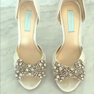 Betsey Johnson White Satin Pumps size 6.5