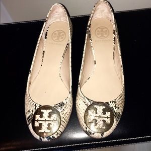 **MAKE OFFER** T.B. Blk/Gray Snakeskin Flats
