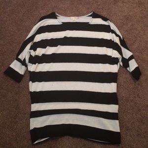 Black & white striped top 🌸