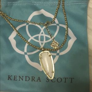 Kendra Scott pendant gold/ Ivory Pearl