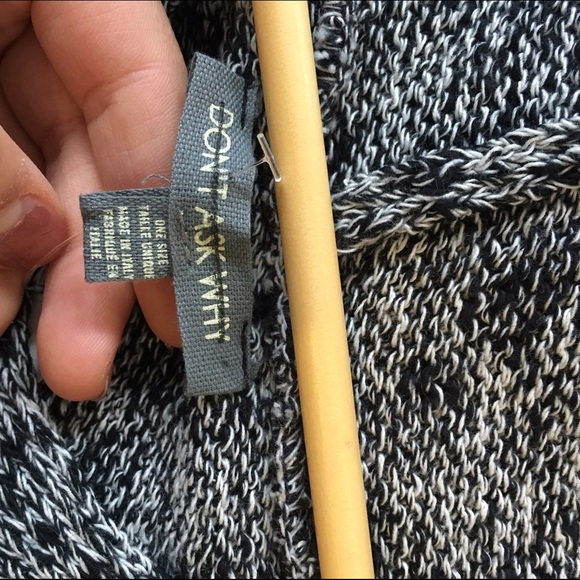 New black and white sweater with hood - Picture 3 of 3