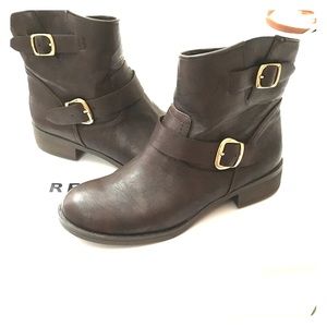 Report ankle flat boots