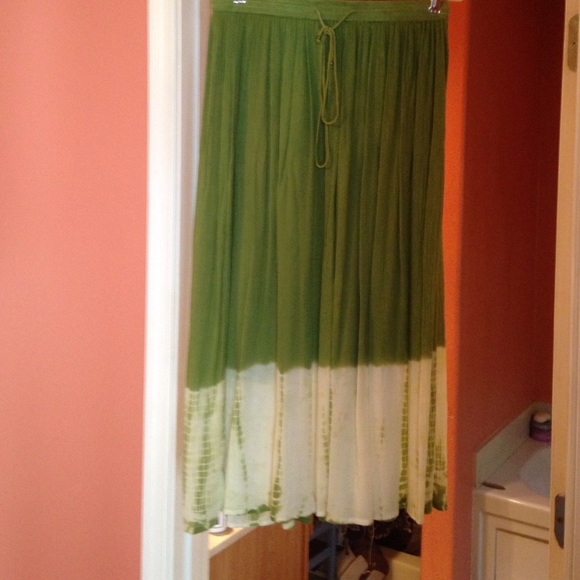 Green & white long pheasant skirt. EUC