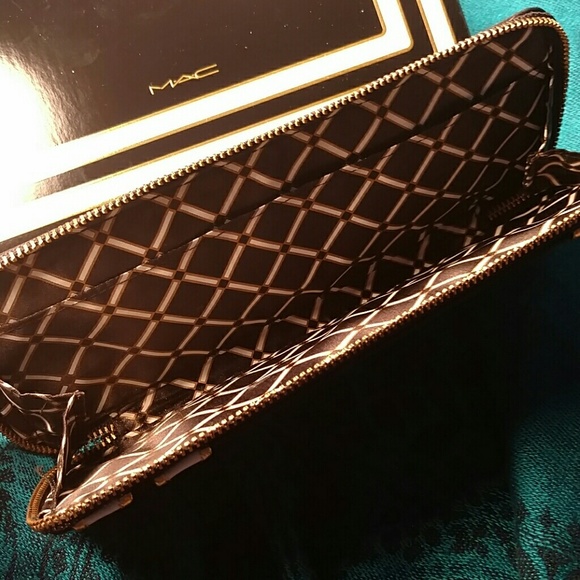 Limited Edition MAC Brush Case - Picture 2 of 3